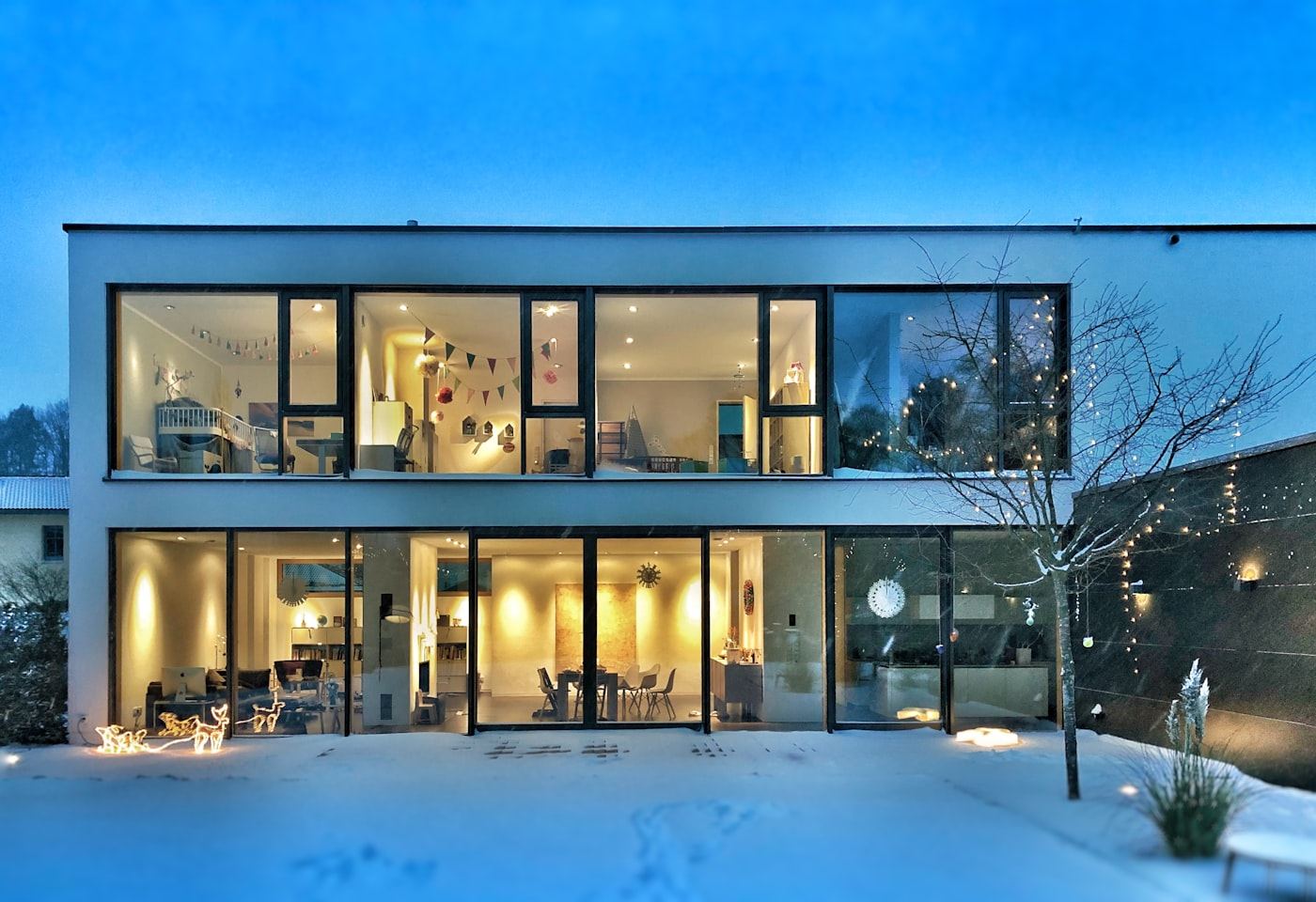 Modern house exterior — Glass across the front