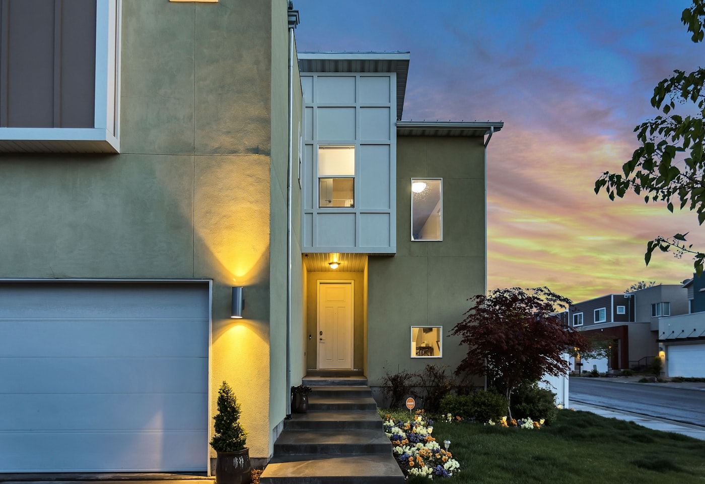 Modern house exterior — Garage in front